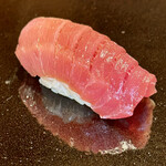 登喜和鮨 - 少し小さめの黒マグロ　中トロ