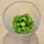 登喜和鮨 - 桜鱒のゼリー　アスパラ　スナックえんどう