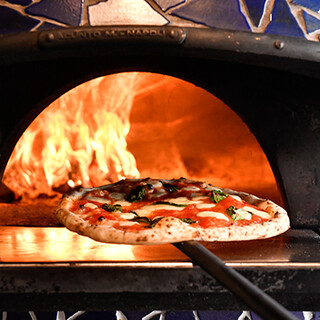 Made with domestic wheat ◎ Proud pizza baked by artisans in a wood-fired oven imported directly from Italy