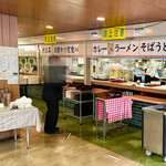 中野満点食堂 - 調理場に食券提出して呼ばれるのを待ちます