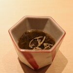 新橋 天鮨 - 先付けは、もずくとじゅんさいの酢の物