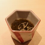 Shimbashi Tenzushi - 先付けは、もずくとじゅんさいの酢の物