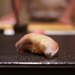 新橋 天鮨 - カンパチ