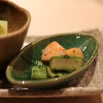Shimbashi Tenzushi - 海老とアスパラ。大葉のソース
