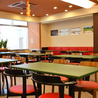 100席の広々空間！ベビーカーもそのままご入店可能です。