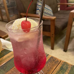 江坂イタリアン ラッポルティ - イチゴのクリームソーダ（アルコール）