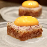 東京焼肉いのうえ 銀座店 - 瞬間燻製ユッケ