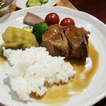 キッチン ブルー グローブ - ソースが残りそうなので、ご飯を乗せます