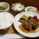 キッチン ブルー グローブ - スペアリブ生姜とシナモンの煮込み