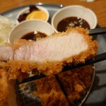 Tonkatsu Izakaya Arupiji - 厚切りリブロース 1,580円✨しっとりやわらかジューシーなお肉。粗めのパン粉は軽くてサクフワ。聞けばパン粉だけの製造工場に特注で作ってもらっているものだとか。
