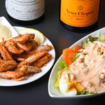 ハモニカ酒場 - 甘エビの唐揚げとサラダ