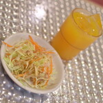 バーン・タム - ランチ共通のサラダとマンゴージュース２０２３年６月