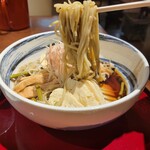 近江家 - 冷し辛味湯葉そばの麵リフト