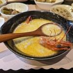 Kushi Ba Sutera - さらに、トムヤムクン? 辛くない不思議な味のスープに海老