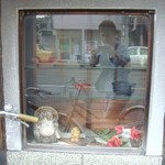 いづもや - ショーウインドーも殺風景