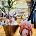 CAESAR Cafe - ストロベリーピンス 1150円、イチゴスムージー730円