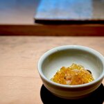 菊鮨 - つぶ貝の酢の物。 つぶ貝のブツブツ、グリグリした食感と磯の香り。 ゆずのジュレにまみれて、涼やかな清涼感。 料理の始まりにぴったりです。