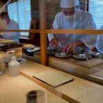 菊鮨 - まだ30代の若い大将が包丁仕事を一手に引き受け、もっともっと若いお弟子くんたちが盛り付けたり、火をあてたり。 よく鍛えられてる顔つき。 こういう顔つきの若い子、東京のサラリーマンにはあまり見られない。 10年後、この子たちの内の何人かは自分の店を持ってるんだろうなと。みんな、がんばれ！