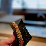 菊鮨 - マナガツオ。 マナガツオって、形はマンボウみたいで、どこがカツオ？って感じの魚。 これも前回と同じもの。 前回はこれの美味しさにびっくりした記憶が蘇ります。 しっとりと繊細かつ熱々の白身と極薄のガラスがパリンッと割れるような海苔の食感が素敵です。 カウンターのみなさん、全員が「熱ッ！」って同じことを言いながら頬張ってるみると、鮨屋独特の一体感が生まれます。