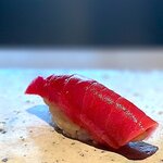 菊鮨 - マグロ赤身。 中トロと赤みの境目くらいの部位です。 「やま幸」さんのマグロですが、唸るほどの旨さでした。