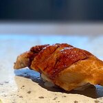 菊鮨 - 煮穴子。 ここは江戸前の穴子のように蒸しの工程がないようです。 なので、穴子本来の食感が楽しめるのですが、あの崩壊寸前の、指の使い方次第で崩れ去ってしまう危うさも穴子の美味しさではあります。 たまにはこういうのもいいか。