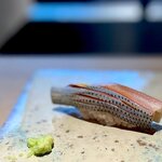菊鮨 - コハダ。 少し角のたった酢〆が僕好み。 少し身厚で脂っこい、でもしっかり〆たコハダ、大好きです。 ここでワサビをおかわり。 僕は鮨と鮨の間で、ワサビをちょびっとなめながら一杯やるのが大好き。