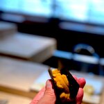 菊鮨 - ウニ。 これはもう、何も言うことなし。 握りもいいけど、海苔の食感を大事にした手巻きもいい。 ウニを常温に戻しす気遣いもうれしい。