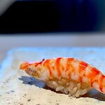 菊鮨 - クルマエビ。 本日のクルマエビ、すばらしい個体でした。 クルマエビは案外、個体差があるんで。 火の通しもベスト。 ザグっと心地よい食感、咀嚼するほどに旨味がわきでる大型エビの醍醐味を十分に堪能。
