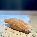 菊鮨 - キス。 繊細ながら、すごくしっかりとした食感。 サヨリもそうですが、酢とキスの相性は抜群です。 涼やかな香りが鼻孔を通り抜けます。