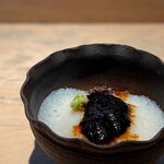 菊鮨 - ノドクロ。 どこが？ ノドグロの炙り鮨が全国を制覇中ですが、ここは大きく変化球で勝負してきました。 ノドグロの蒸し鮨。 ただ、海苔と大和芋の風味が強すぎて、ノドグロ感が少々薄められちゃったかな。