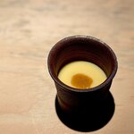 菊鮨 - 茶碗蒸し。 このわた（ナマコの内臓の塩辛）とワタリガニと出汁。 強めの蛋白類が続く頃、こういう優しい料理で気持ちを穏やかに。 第2ラウンド前に一休み。