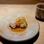 菊鮨 - 鱧。 今年の初物。 雲丹醤油で。 この雲丹醤油が少し味わいが淡すぎて、無味に近い鱧がぼやけちゃったかな。