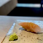 菊鮨 - クエ。 九州では大定番のタネ。 最高級魚ながら、ハタ科共通の身がしまって硬めなので僕は飲み込めなくてちょっと苦手な食材ですが、大将が包丁をたくさん入れて食べやすくしてくれました。 ものすごいグラマラスな脂と強い旨味が堪能できます。