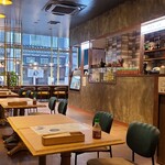 TACOS&BURRITO DOSCO COFFEE - 店内装飾はメキシカンらしさゼロのお洒落カフェ的な設え、女子ウケを狙ってるのかも知れないけれど画一的かな
                        お席はカウンター5席、テーブル4席×5卓の合計25席