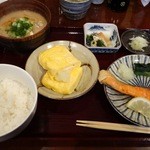 旬菜織部 - 2013.1　紅鮭塩焼定食。出汁巻き玉子と豚汁つき