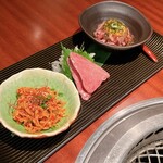 よろにく - 冷製盛合せ（炙り刺身、希少部位のぶつ切り、白センマイ）