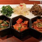 よろにく - 前菜（キムチの盛り合わせ、三種のナムル）