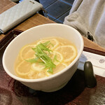 讃岐うどん 今雪 - ひやひやレモンうどん　900円（税込）　※舞妓さんが注文