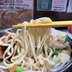 沖縄料理 東江 - 沖縄そば独特の柔らかめの食感でつ。