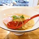 自家製麺 くろ松 - (竹)中華そば 白醤油　900円
            
            透明感の高い清湯に、キラキラの鶏油が舞います！
            和テイストな高級出汁そのもの！
            昆布と鰹節中心の魚介に、柔らかでコク深い、
            動物系がプラスされたイメージ。