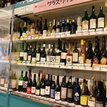 ホイリゲ ハウディ - グラスワインの棚。クラフトビールもあります。