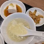 Nixi Shou Wa Xashou - 定食のスープ、小鉢、ザーサイ