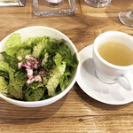 まぜパスタ専門店 冨和里 - サラダ、スープ付き。サラダは爽やかな酸っぱいドレッシング