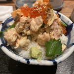 寿司と炉端焼 四季花まる - サーモンたっぷり海鮮丼