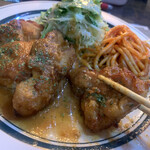 キッチン あずま - ガーリックソースをしっかり絡めて♡