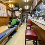 Kikuikatsu - カウンター席と小上がり席