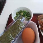 四日市ヒモノ食堂 - 小鉢２つは生卵と海苔とやみつきオクラ