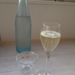 ボン・グゥ 神楽坂 - 水とスパークリングワイン