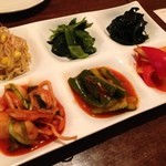 Gyogyobaru - 前菜のナムルとキムチ盛り合わせ
