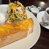 カフェグロウ - モーニングセット【ミニサラダ付】(税込590円)
①厚切り食パン(1/2)【cadona、安佐南区】
超厚切り食パンの焼き加減の良く、ふっくらモチモチ
②ミニサラダ
③茹で卵 
お飲み物
①珈琲 